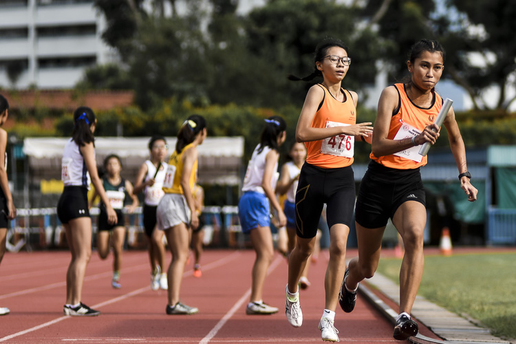 SSP's Marsya Syazwani (#479) runs the third leg in the B Div girls’ 4x400m relay final. She claimed bronze in the long jump. (Photo 1 © Iman Hashim/Red Sports)