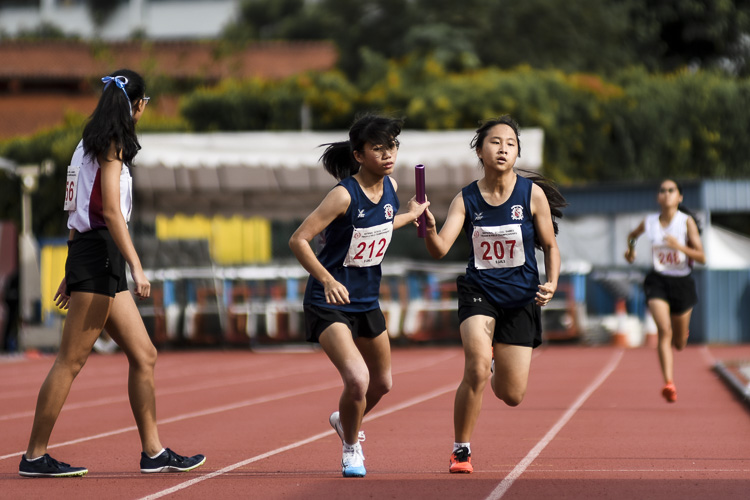 CHIJ St. Theresa's Convent make their second exchange in the B Div girls’ 4x400m relay final. (Photo 1 © Iman Hashim/Red Sports)