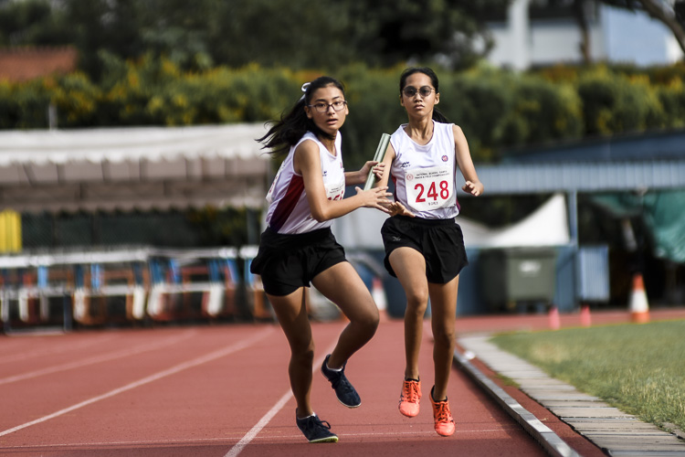 Dunman High School make their second exchange in the B Div girls’ 4x400m relay final. (Photo 1 © Iman Hashim/Red Sports)