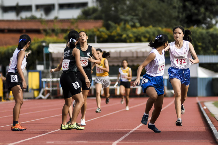 CHIJ St. Nicholas Girls' Victoria Chan (#192) hands over the baton to anchor Jayme Ng (#172) in the B Div girls’ 4x400m relay final. (Photo 1 © Iman Hashim/Red Sports)