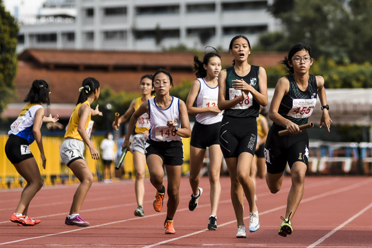 RGS's Kimberly Chew (#455) and CHIJ Toa Payoh's Mabel Lim (#140) run the anchor leg in the B Div girls’ 4x400m relay final. (Photo 1 © Iman Hashim/Red Sports)