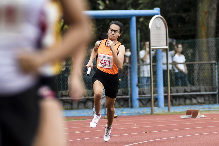 SSP's Neo En Yu (#481) runs the first leg in the B Div girls’ 4x400m relay final. (Photo 1 © Iman Hashim/Red Sports)