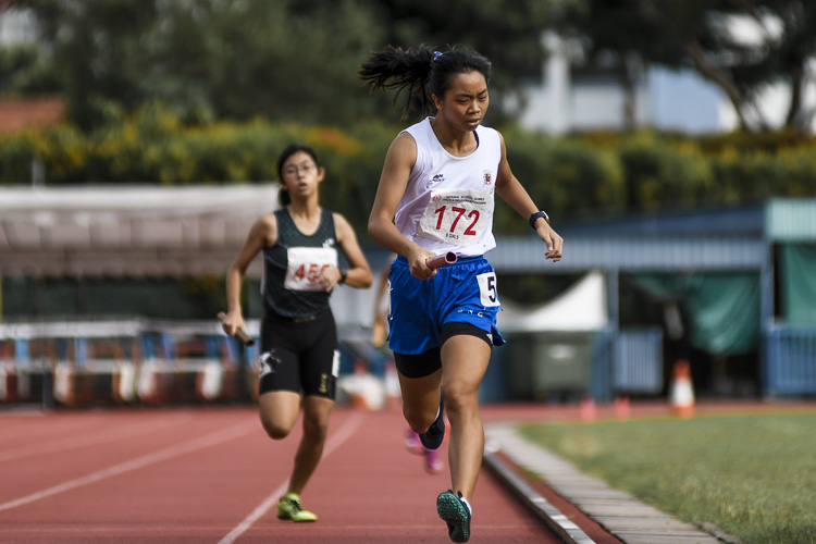CHIJ St. Nicholas Girls' 100m-200m champ Jayme Ng (#172) anchors her team to silver in the B Div girls’ 4x400m relay final. It capped off a brilliant overall showing by her school, clinching their first B girls' divisional title since 2005. (Photo 1 © Iman Hashim/Red Sports)