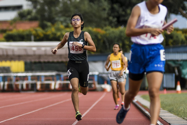 RGS's Kimberly Chew (#455) anchors her team to bronze in the B Div girls’ 4x400m relay final. They also finished with the bronze in the 4x100m relay, making it the first time RGS has won a medal in both B girls' relays in the same meet since 1999. (Photo 1 © Iman Hashim/Red Sports)