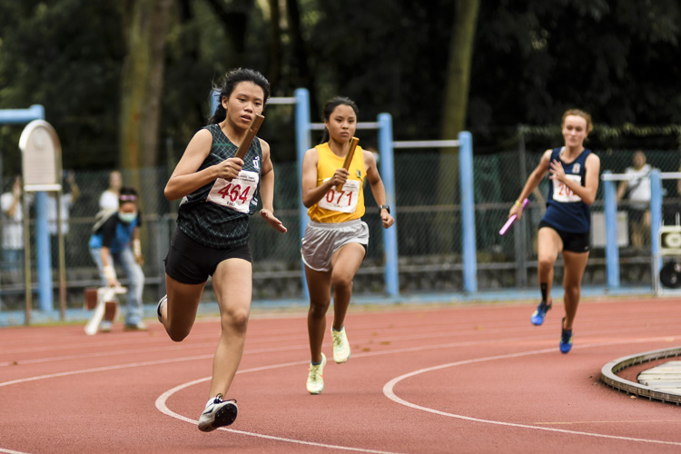 RGS's Shannon Wang (#464) runs the first leg in the B Div girls’ 4x400m relay final. (Photo 1 © Iman Hashim/Red Sports)