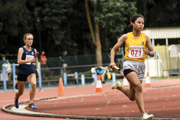 Cedar Girls' Meredith Lee (#71) runs the first leg in the B Div girls’ 4x400m relay final. (Photo 1 © Iman Hashim/Red Sports)