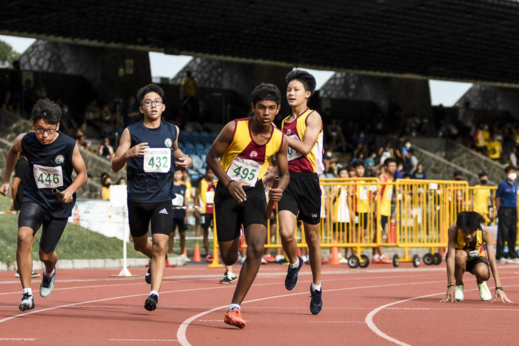 Victoria School's Lakshan Singam (#495) runs the second leg in the C Div boys' 4x400m relay final. (Photo 1 © Iman Hashim/Red Sports)