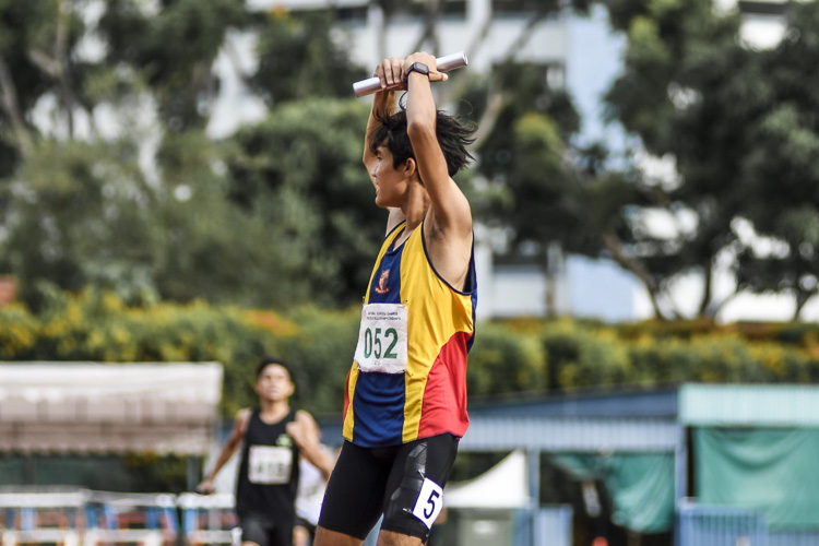 Harry Irfan Curran (#52) anchors ACS(I) to gold in the C Div boys' 4x400m relay final. (Photo 1 © Iman Hashim/Red Sports)