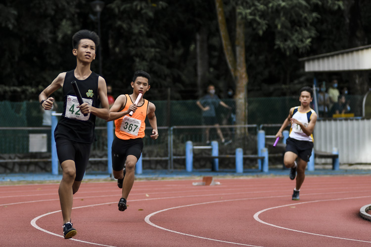 First runners lead off the C Div boys' 4x400m relay final. (Photo 1 © Iman Hashim/Red Sports)
