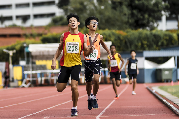 HCI's Trevis Gan (#208) and SSP's Emre Rizq Mika (#363) anchor their teams to fourth and fifth place respectively in the C Div boys' 4x400m relay final. (Photo 1 © Iman Hashim/Red Sports)