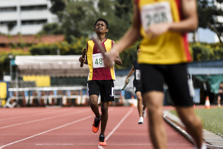 Victoria School's Jeevan Joshua Jerom (#488) anchors his team to sixth place in the C Div boys' 4x400m relay final. (Photo 1 © Iman Hashim/Red Sports)