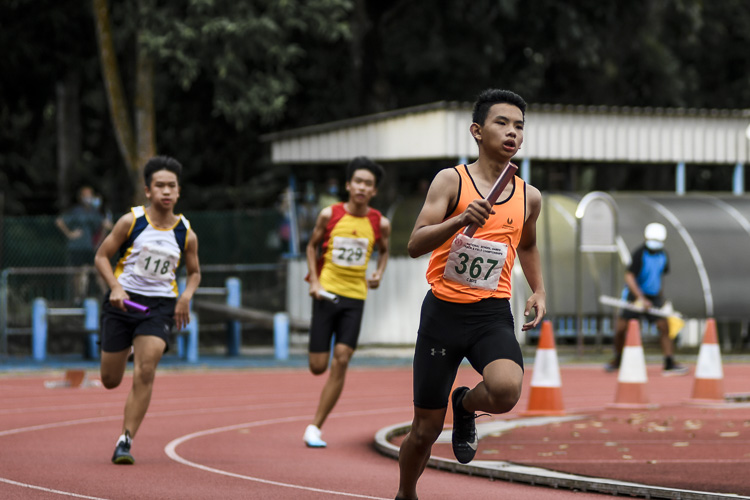 First runners lead off the C Div boys' 4x400m relay final. (Photo 1 © Iman Hashim/Red Sports)