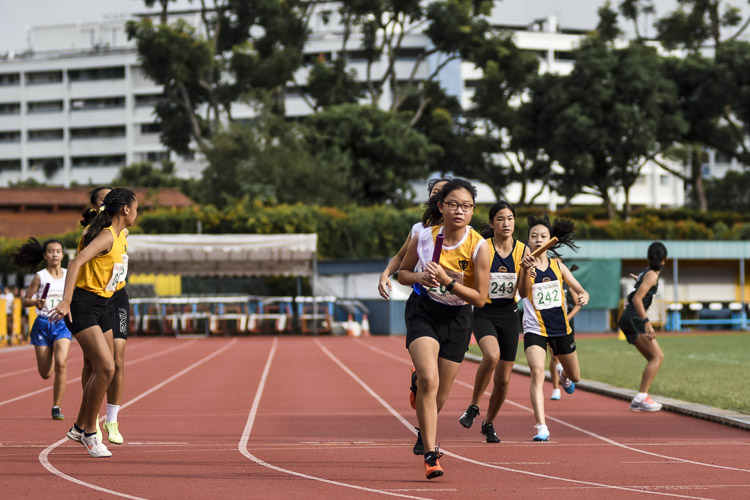 First exchange of the C Div girls' 4x400m relay final. (Photo 1 © Iman Hashim/Red Sports)