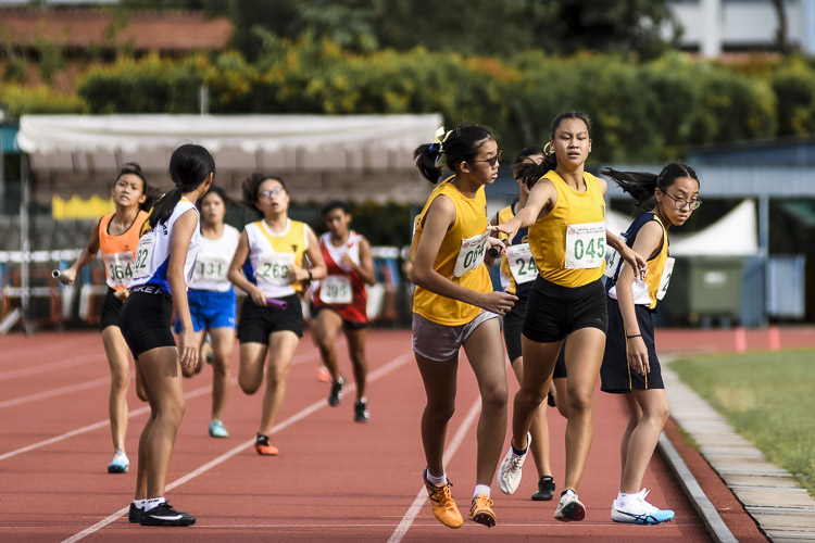 Cedar's Caelyn Chew passes the baton to teammate Lim Suang Kee in the C Div girls' 4x400m relay final. (Photo 1 © Iman Hashim/Red Sports)