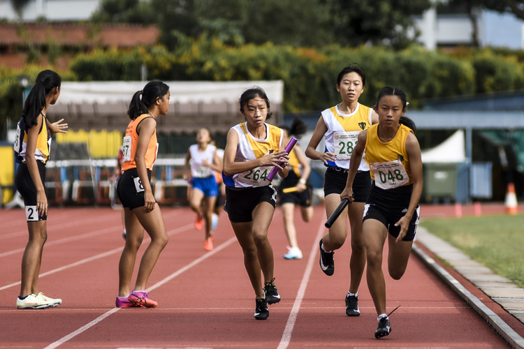 NYGH's Cheryl Tan (#264) eyes Cedar's Choo Jia Yi (#48) during the last exchange in the C Div girls' 4x400m relay final. (Photo 1 © Iman Hashim/Red Sports)