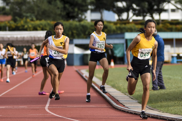 NYGH's Cheryl Tan (#264) eyes Cedar's Choo Jia Yi (#48) during the last exchange in the C Div girls' 4x400m relay final. (Photo 1 © Iman Hashim/Red Sports)