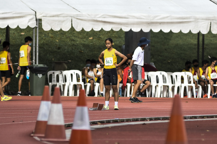 Ayra Tan (#43) of Cedar Girls' gets ready before the C Div girls' 4x400m relay final. (Photo 1 © Iman Hashim/Red Sports)