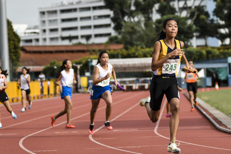 Chloe Chee (#245) of MGS runs the anchor leg in the C Div girls' 4x400m relay final. (Photo 1 © Iman Hashim/Red Sports)