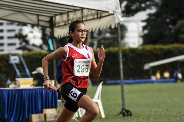 Tamara Tyles (#296) of NJC runs the anchor leg in the C Div girls' 4x400m relay final. (Photo 1 © Iman Hashim/Red Sports)