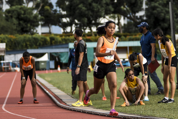Luisa Marie Vaz (#367) of SSP runs the anchor leg in the C Div girls' 4x400m relay final. (Photo 1 © Iman Hashim/Red Sports)