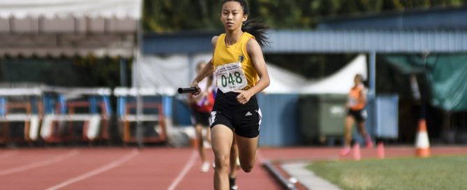 Cedar's Choo Jia Yi (#48) anchors her team to first place clocking 4:26.23 in the C Div girls' 4x400m relay final. (Photo 1 © Iman Hashim/Red Sports)