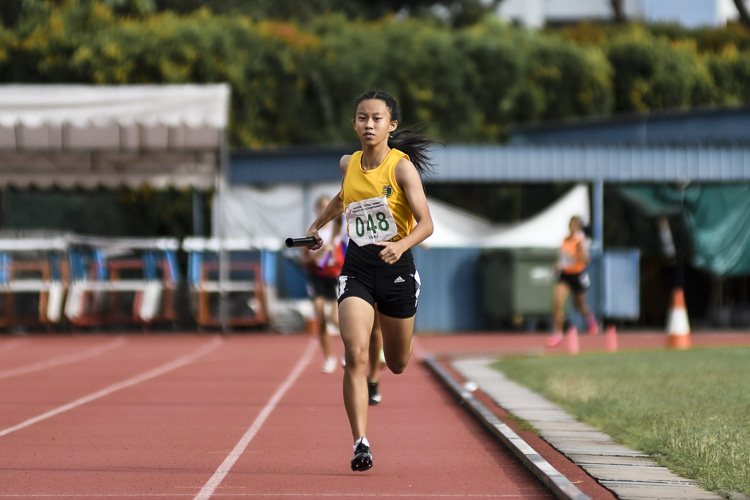 Cedar's Choo Jia Yi (#48) anchors her team to first place clocking 4:26.23 in the C Div girls' 4x400m relay final. (Photo 1 © Iman Hashim/Red Sports)