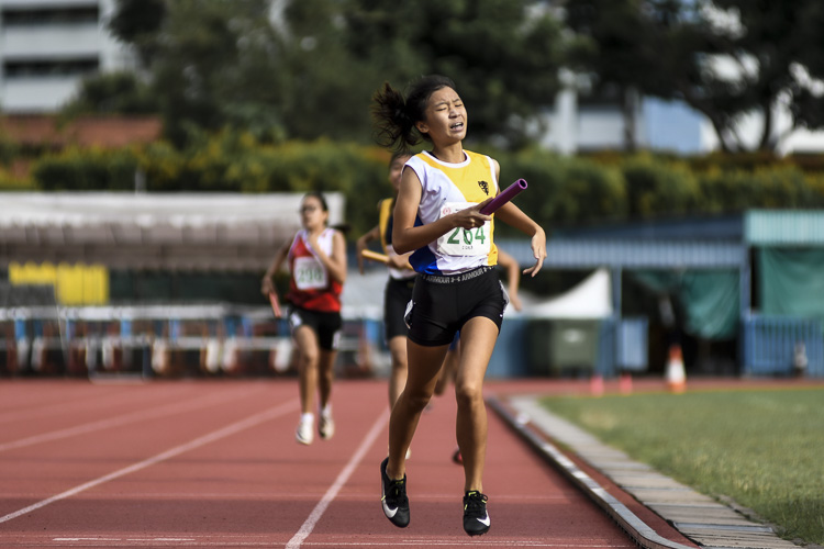 NYGH's Cheryl Tan (#264) anchors her team to second place in the C Div girls' 4x400m relay final. (Photo 1 © Iman Hashim/Red Sports)