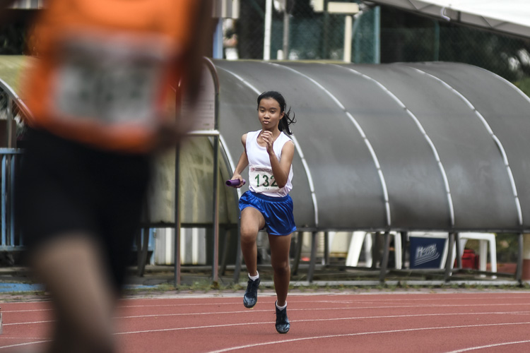 Hannah Goh (#132) of CHIJ St. Nicholas Girls' runs the first leg in the C Div girls' 4x400m relay final. (Photo 1 © Iman Hashim/Red Sports)
