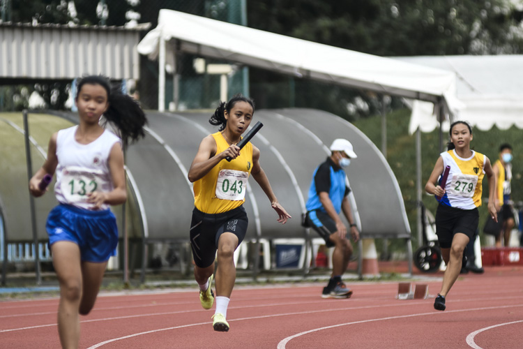 Ayra Tan (#43) of Cedar Girls' runs the first leg in the C Div girls' 4x400m relay final. (Photo 1 © Iman Hashim/Red Sports)