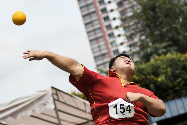 HCI's Wang Hanchen (#154) threw 15.37m to take bronze in the A Division boys' shot put. (Photo 1 © Iman Hashim/Red Sports)