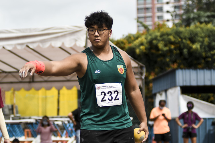 RI's Aloysius Loh (#232) comes in clutch, recording a distance of 17.89m on his last throw -- and the last piece of action at the meet -- to eclipse the A Division boys' shot put (5kg) championship record. (Photo 1 © Iman Hashim/Red Sports)