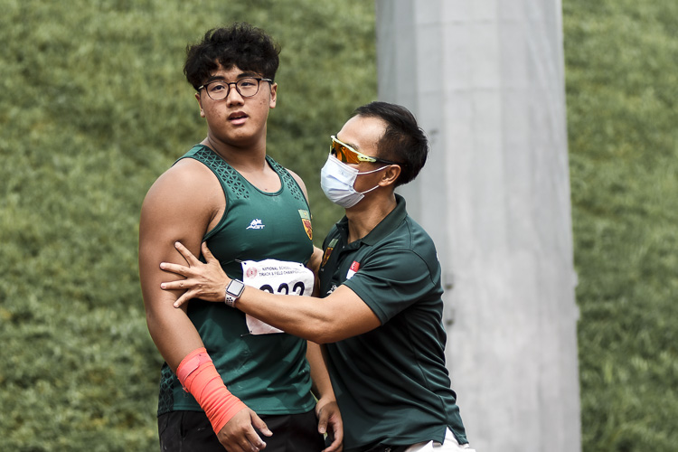 RI's Aloysius Loh (#232) rejoices with his father, Amos, after setting a new championship record of 17.89m in the A Division boys' shot put (5kg). (Photo 1 © Iman Hashim/Red Sports)