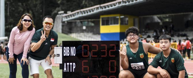 RI's Aloysius Loh (#232) with his parents, Amos Loh and Tan Ying Yun, as well as his younger brother Anson, who set a new C Division discus record earlier in the meet representing the same school. (Photo 1 © Iman Hashim/Red Sports)
