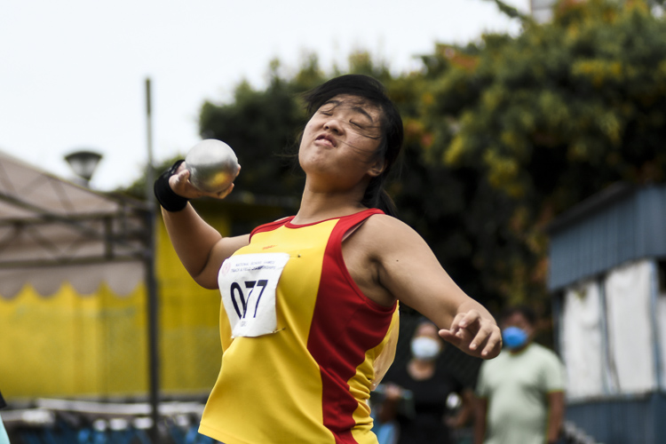 HCI's Janelle Chen (#77) placed fifth in the A Division girls' shot put. (Photo 1 © Iman Hashim/Red Sports)