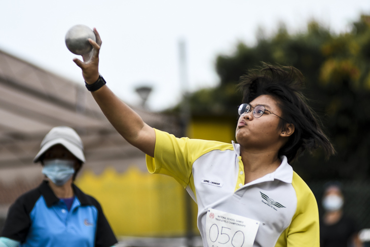 Changkat Changi Secondary's Fernandez Aeriel Lhoreign Gonzales (#50) placed eighth in the A Division girls' shot put. (Photo 1 © Iman Hashim/Red Sports)