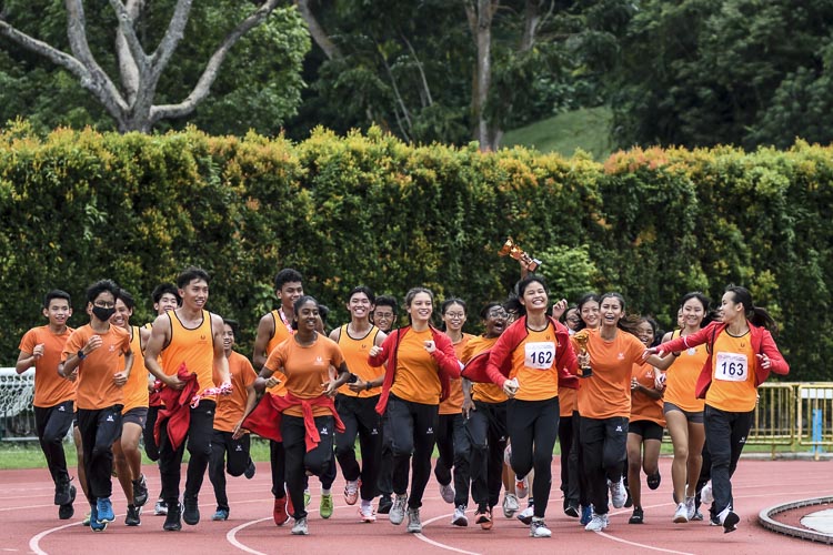 Singapore Sports School athletes run a victory lap at the end of the championships. (Photo 1 © Iman Hashim/Red Sports)