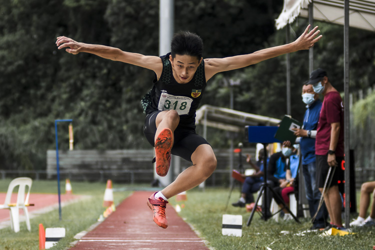 RI's Lau Jia Hern (#318), silver medalist in the high jump, took bronze in the C Div boys' triple jump with 12.00m. (Photo 1 © Iman Hashim/Red Sports)