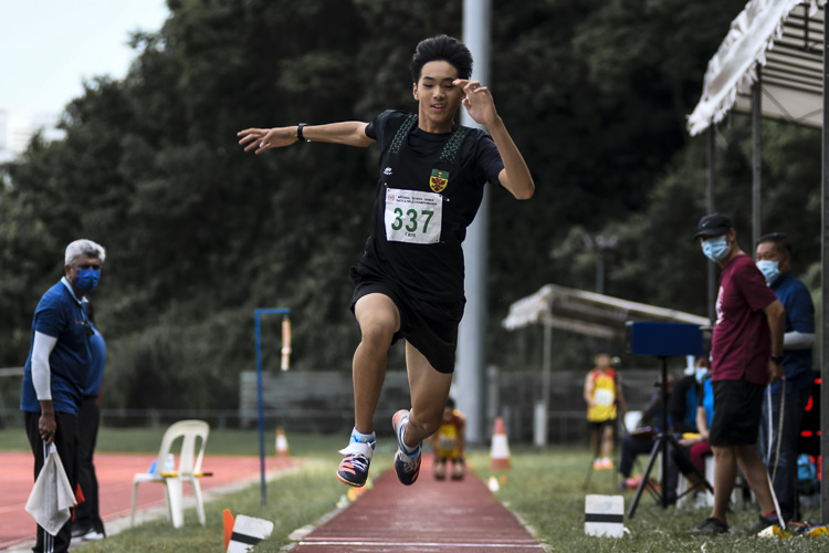RI's Rei Tan (#337) took silver with 12.44m in the C Div boys' triple jump. Earlier in the meet, he set a new age group and meet record in the high jump with a height of 1.85m. (Photo 1 © Iman Hashim/Red Sports)