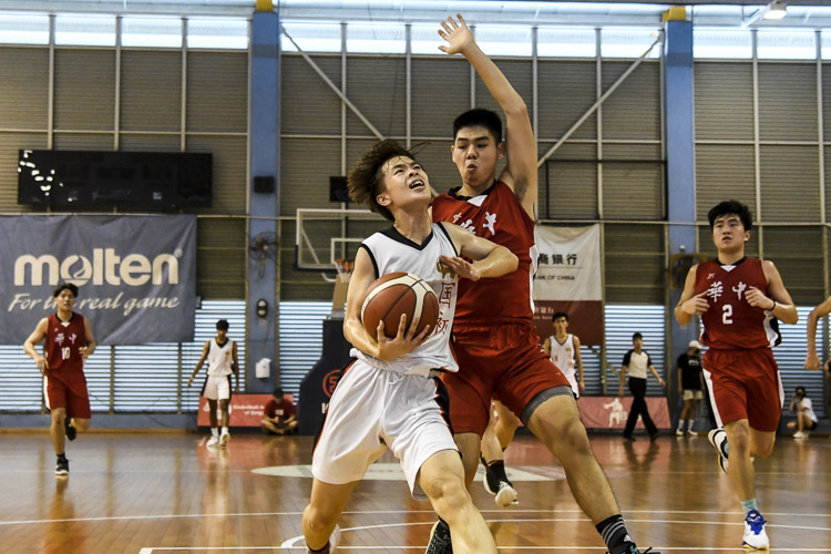 Mark Fu (NJC #7) barges his way into the paint. (Photo 1 © Iman Hashim/Red Sports)