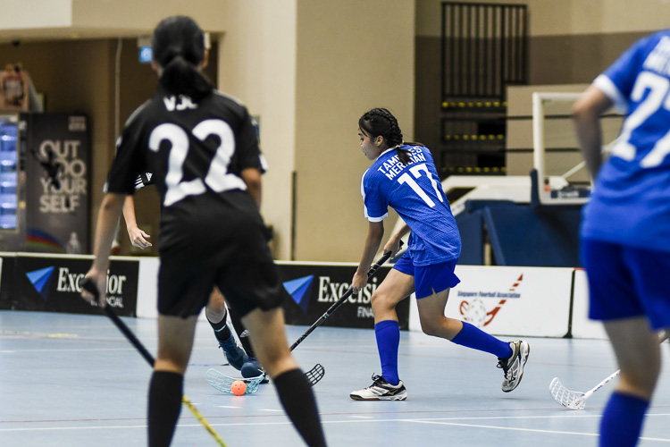 Ayn Zuhaira (TMJC #17) controls the ball. (Photo 1 © Iman Hashim/Red Sports)