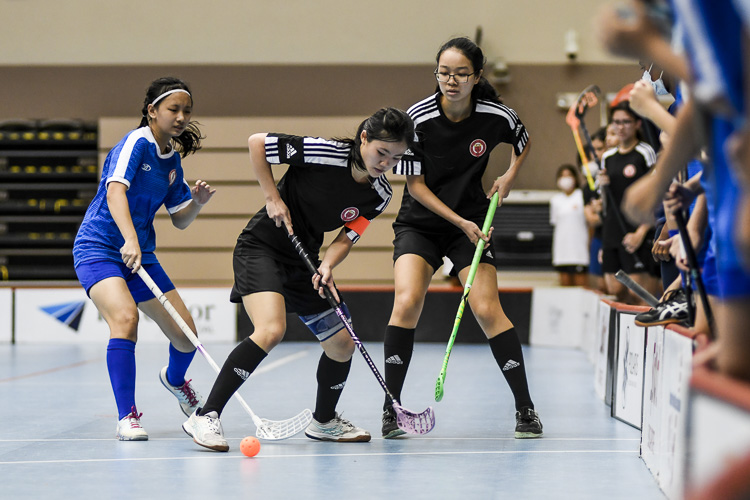 Captain Charmaine Liew (VJC #7) tries to get hold of the ball. (Photo 1 © Iman Hashim/Red Sports)