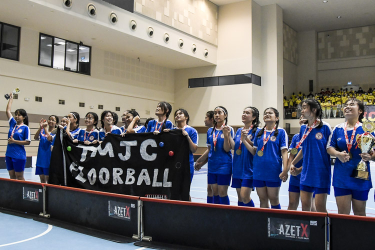 TMJC players thanking their supporters after their 2-1 win against defending champions VJC in the A Div girls' floorball final. (Photo 1 © Iman Hashim/Red Sports)