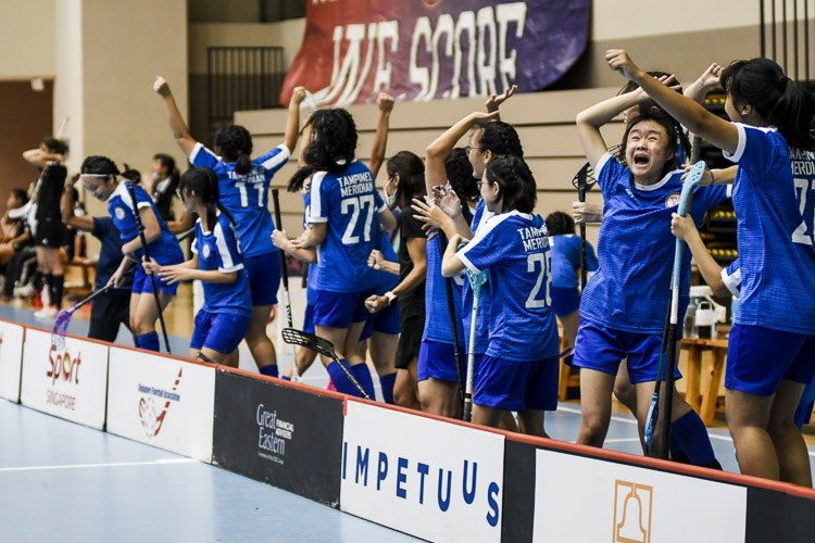 TMJC players celebrate scoring the opening goal of the match. TMJC beat VJC 2-1 to win their first A Div girls' floorball title. (Photo 1 © Iman Hashim/Red Sports)