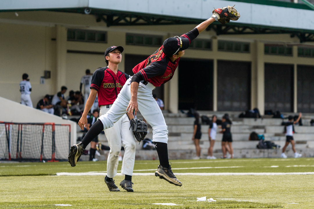 Timothy Ng (HCI #28) leaps to catch the batted ball. (Photo X © Bryan Foo/Red Sports)