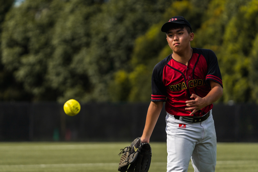 Hwa Chong pitcher makes a throw. (Photo X © Bryan Foo/Red Sports)