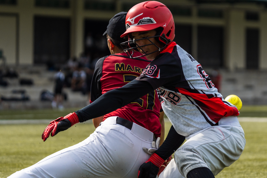 Markus (NJC #88) tires to take first base while Marcus (HCI #21) fields. (Photo X © Bryan Foo/Red Sports)