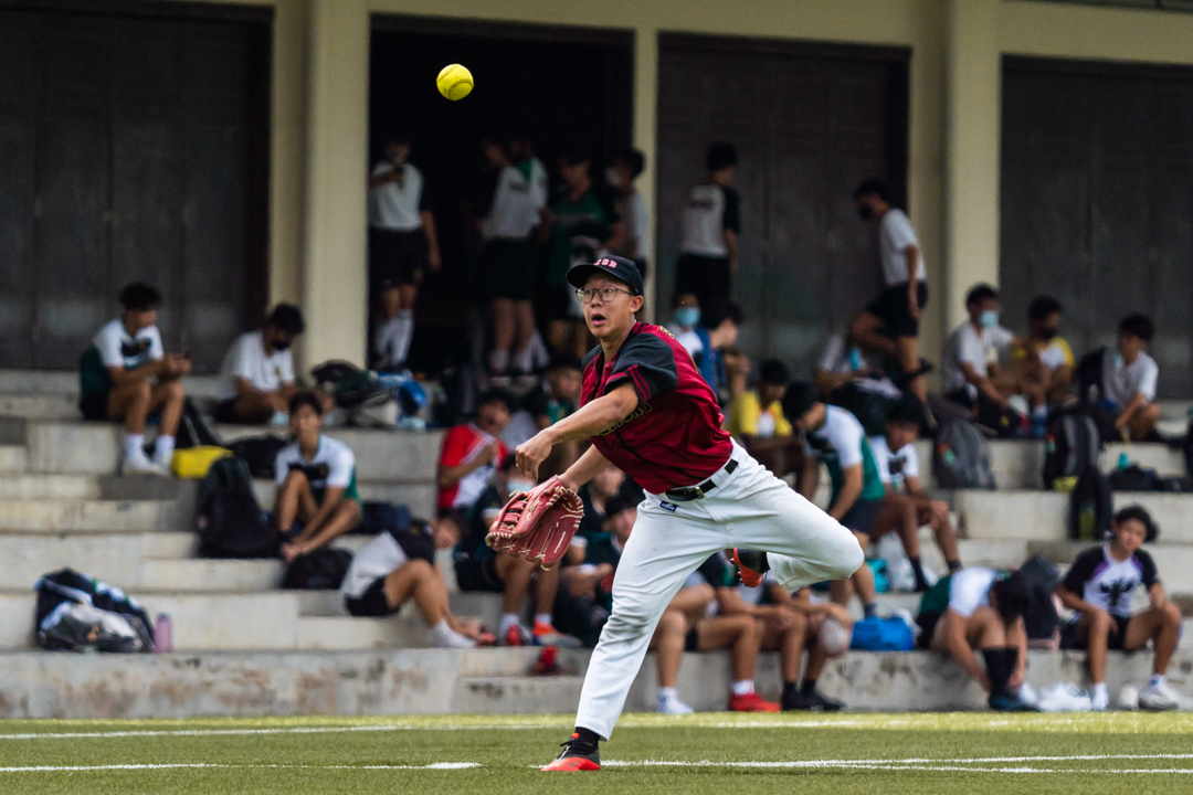 HCI fielder sends the ball back in field. (Photo X © Bryan Foo/Red Sports)