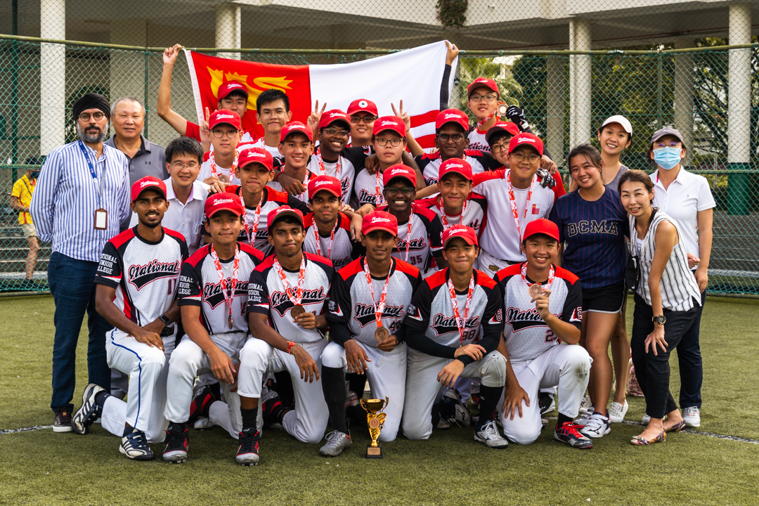 A Division Softball Boys' 2022 third position — Hwa Chong Institution. (Photo X © Bryan Foo/Red Sports)