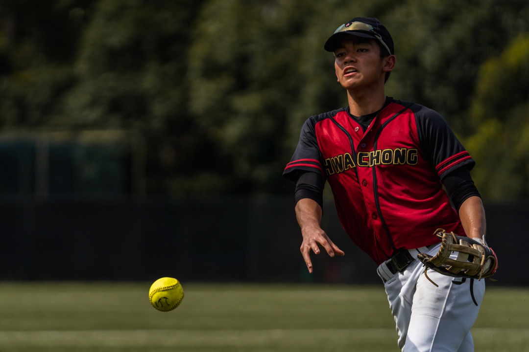 Captain and pitcher Timothy Ng (HCI #28) makes a throw. (Photo X © Bryan Foo/Red Sports)