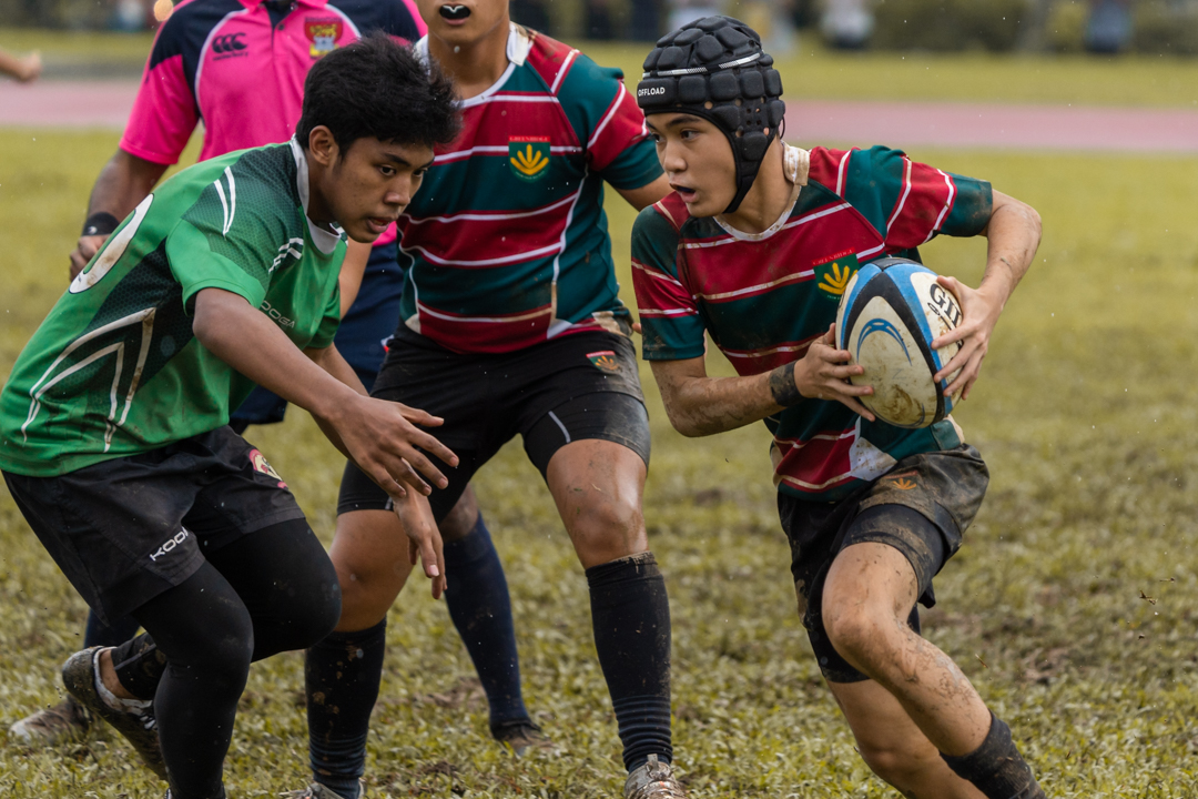 Macatangay John Jared Bando (GSS #6) (right) carries the ball into contact. (Photo X © Bryan Foo/Red Sports)